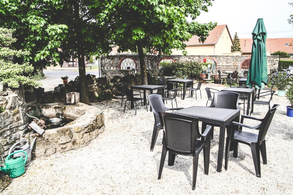Borostyánkert Étterem&Vendégház Sitke Exterior foto